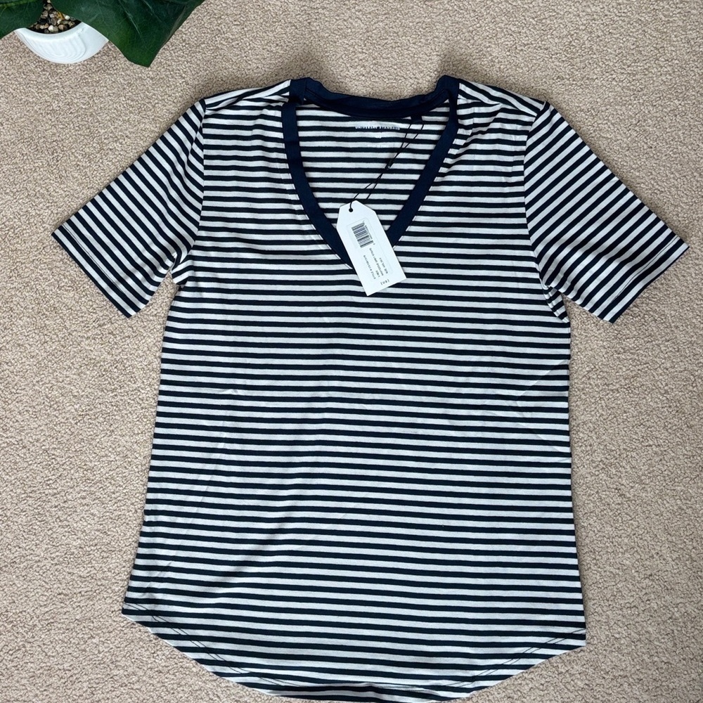 Universal Standard Navy and White Striped V-Neck Tee size 4XS(00-0)
